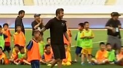 Zobacz, jak Beckham oszukał chińskie dzieci! Grał z nimi i nagle...
